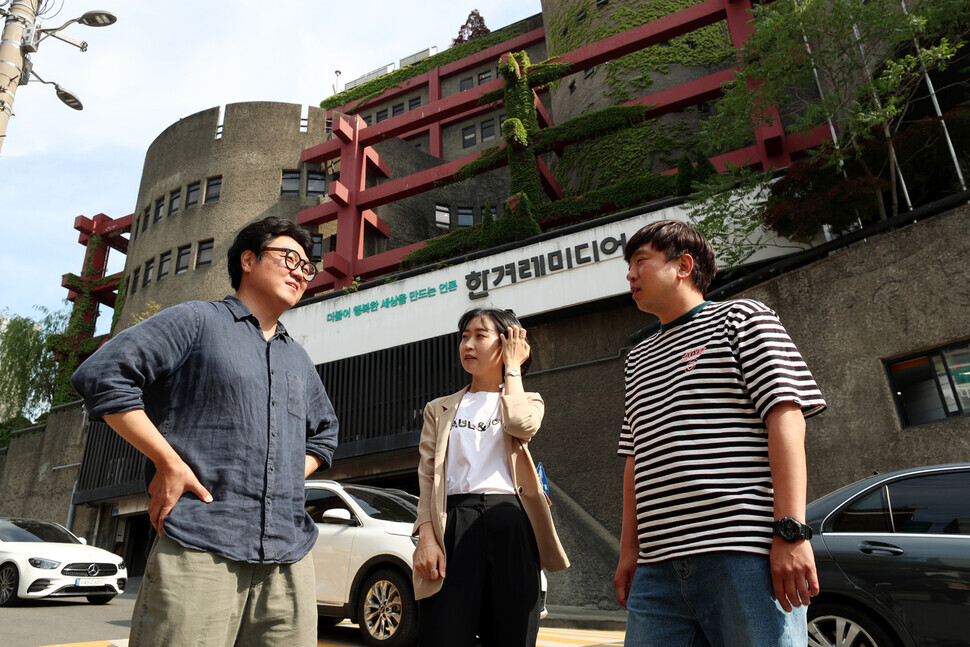 Director of “Cyber Hell” Choi Jin-seong (left) stands with Hankyoreh reporters Oh Yeon-seo and Kim Wan outside the Hankyoreh’s office in Seoul’s Mapo District on May 24. (Kang Chang-kwang/The Hankyoreh)