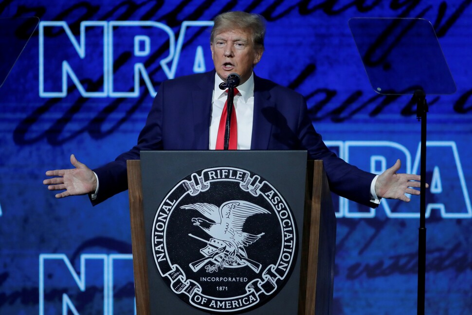 도널드 트럼프 전 미국 대통령이 5월27일 전미총기협회 총회장에서 연설하고 있다.