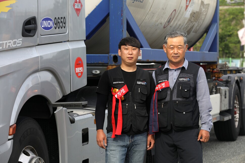 2022년 6월12일 부산신항에서 화물운송 노동자 백주영(왼쪽)씨와 정운석씨가 함께 사진을 찍었다.
