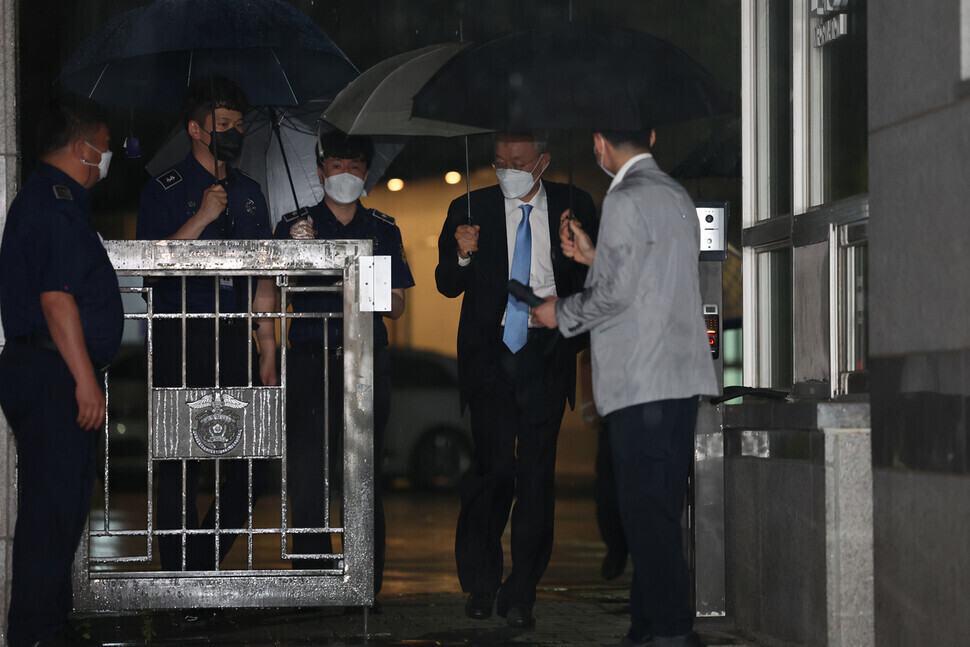Paik Un-gyu, the former minister of trade and industry who is being investigated by prosecutors for allegations of forcing the heads of ministry-related organizations to resign, leaves Seoul Dongbu Detention Center on June 15 after a local court dismissed the warrant for his detention. (Yonhap News)