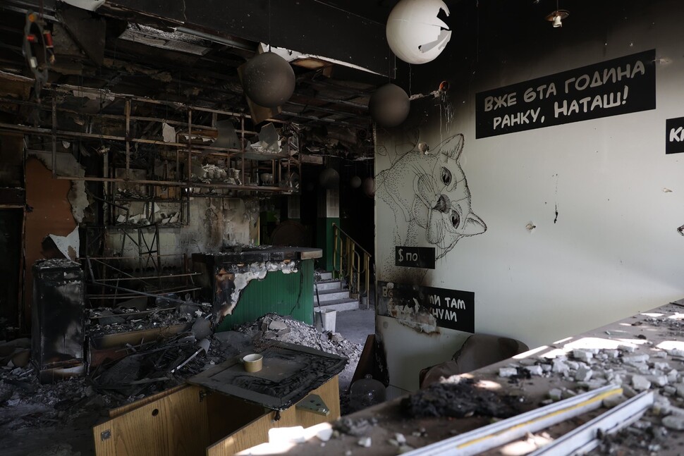 우크라이나 이르핀의 한 아파트 건물 1층에 있던 카페가 러시아군의 공격으로 폐허가 되어있다. 이르핀/김혜윤 기자