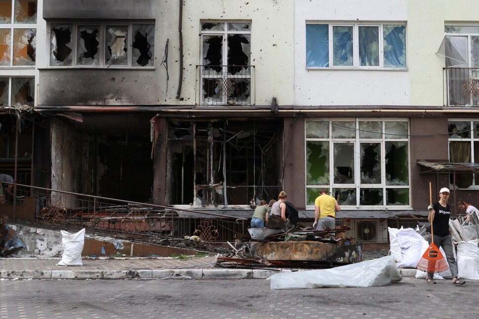 러시아군의 공격으로 폐허가 된 우크라이나 이르핀의 한 아파트에서 주민들이 잔해를 정리하고 있다. 이르핀/김혜윤 기자