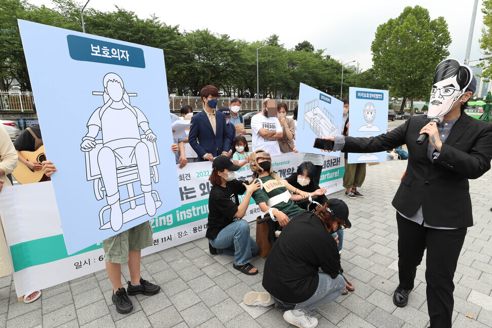 The Joint Action Committee on Incidents of Torture at Immigration Detention Centers stages a demonstration admonishing and calling for the repeal of recent changes to regulations for immigration detention on June 20 outside the presidential office in Yongsan. (Kim Jung-hyo/The Hankyoreh)