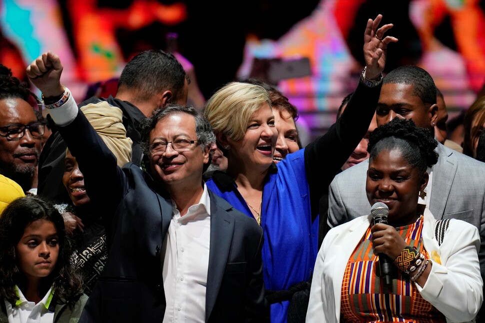 2022년 6월19일 밤(현지시각) 콜롬비아 대선 결선에서 승리한 구스타보 페트로 대통령 당선자(위쪽 사진 앞줄 왼쪽)와 프란시아 마르케스 부통령 당선자(오른쪽), 페트로의 부인 베로니카 알코세르(가운데)가 수도 보고타에서 시민들에게 손을 흔들고 있다.