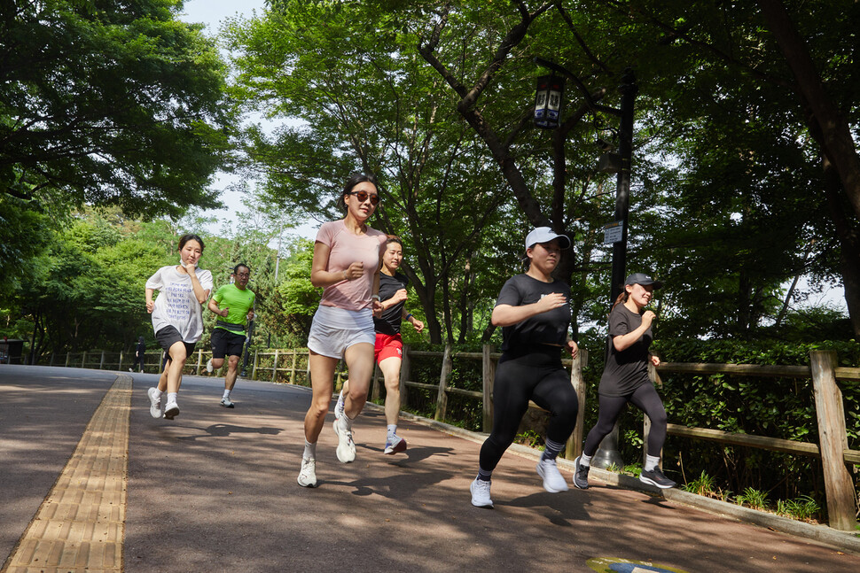 서울 남산둘레길에서 함께 뛰는 ‘런콥’ 유길오 대표(맨앞 왼쪽)와 러너들. 윤동길 스튜디오어댑터 실장