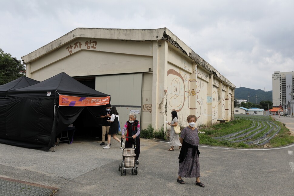 영화제 출품작 <졍서, 졍서>가 상영된 평창군 대관령면 ‘감자창고 시네마’로 관객이 들어가고 있다. 이 극장은 감자창고를 개조해 만들었다.