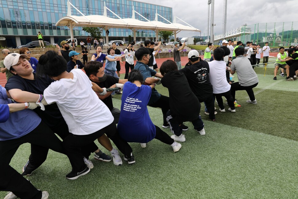 독립영화인들이 6월27일 2018 평창동계올림픽대회 및 동계패럴림픽대회 기념관 운동장에서 열린 ‘지역영화 네트워크 명랑운동회’에 참가해 줄다리기하고 있다.