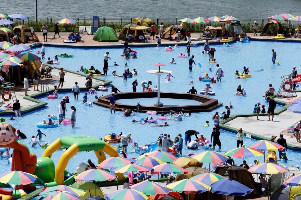 6월26일 오후 서울 마포구 ‘난지 한강 수영장’에서 시민들이 더위를 식히고 있다.