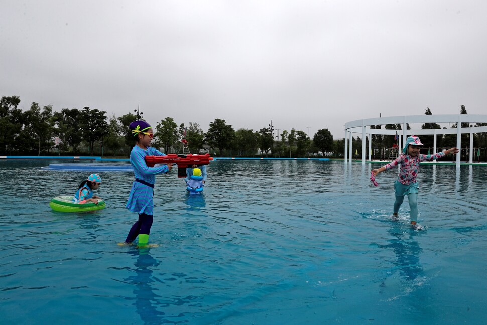 6월24일 오후 서울 영등포구 ‘여의도 한강 수영장’에서 어린이들이 물놀이하고 있다.