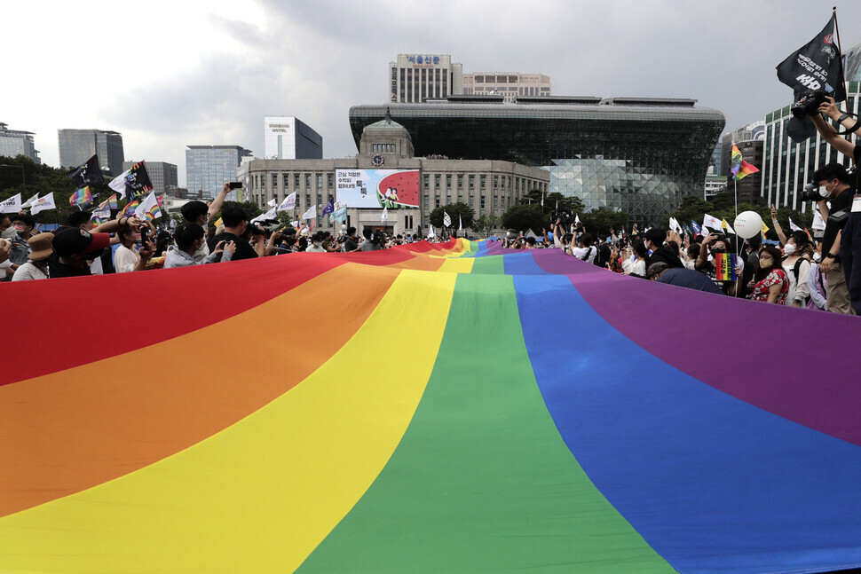 Participants in this year’s SQCF unfurl a massive rainbow flag in Seoul Plaza on July 16. (Kim Myoung-jin/The Hankyoreh)