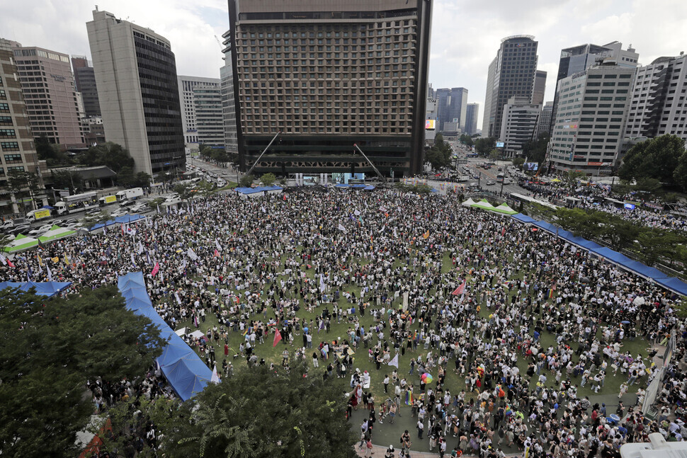 People crowd Seoul Plaza on July 16 for the SQCF. (Kim Myoung-jin/The Hankyoreh)