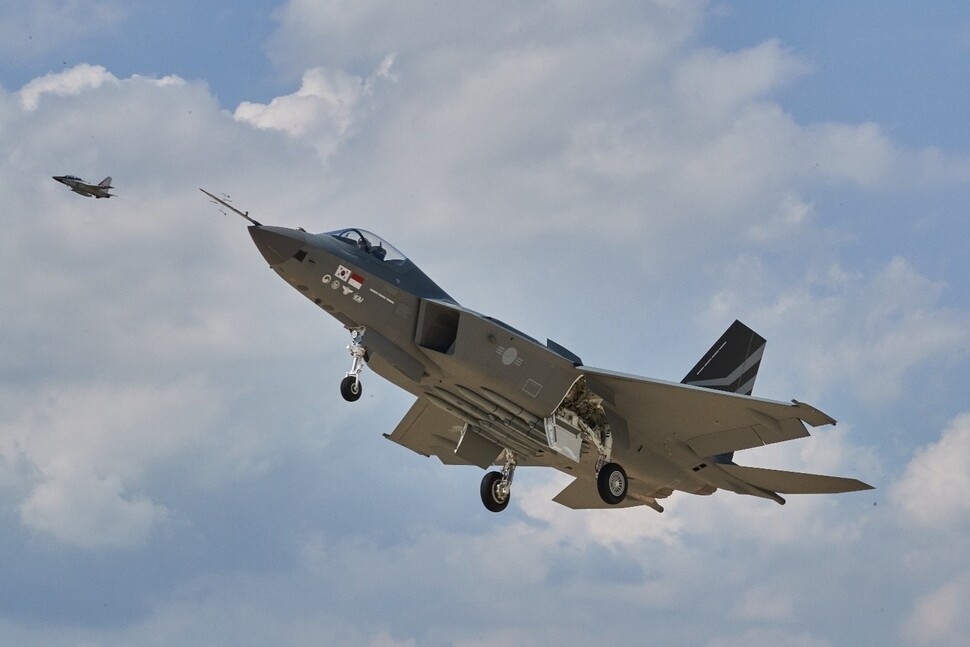 케이에프-21 시제기 1호기가 19일 오후 경남 사천에 있는 공군 제3훈련비행단 활주로에서 이륙해 첫 시험 비행하고 있다. 방위사업청 제공