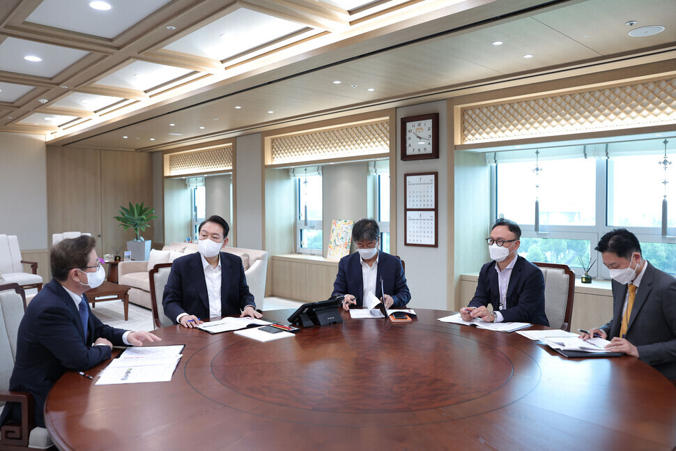 President Yoon Suk-yeol listens to a status report from Culture Minister Park Bo-gyoon on May 21 at the presidential office in Yongsan, Seoul. (provided by the presidential office)