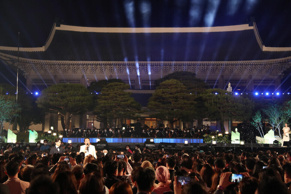 A live KBS Open Concert takes place on the front lawn of the main building of the Blue House on May 22, marking the Blue House’s opening to the public. (Yoon Woon-sik/The Hankyoreh)