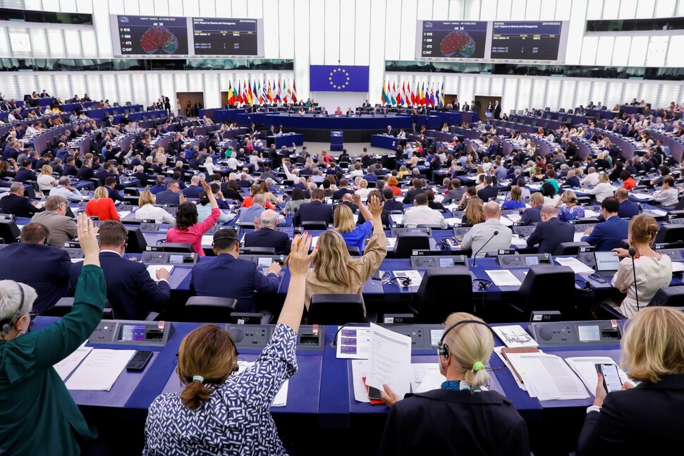 2022년 7월6일(현지시각) 프랑스 스트라스부르에서 열린 유럽의회 본회의에 참석한 의원들이 천연가스와 원전을 ‘유럽연합 지속가능 분류체계(택소노미)’에 포함하는 최종안을 두고 표결을 진행하고 있다. EPA 연합뉴스