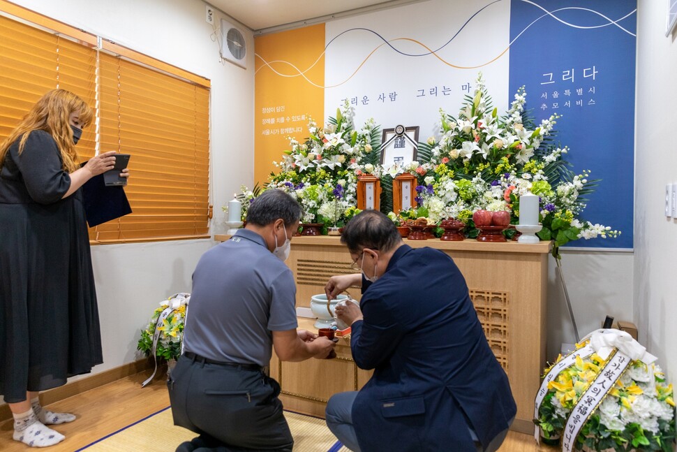 2021년 경기도 고양시 서울시립승화원에서 ‘나눔과나눔’ 활동가들이 무연고자 공영장례식을 치르고 있다. 박승화 기자