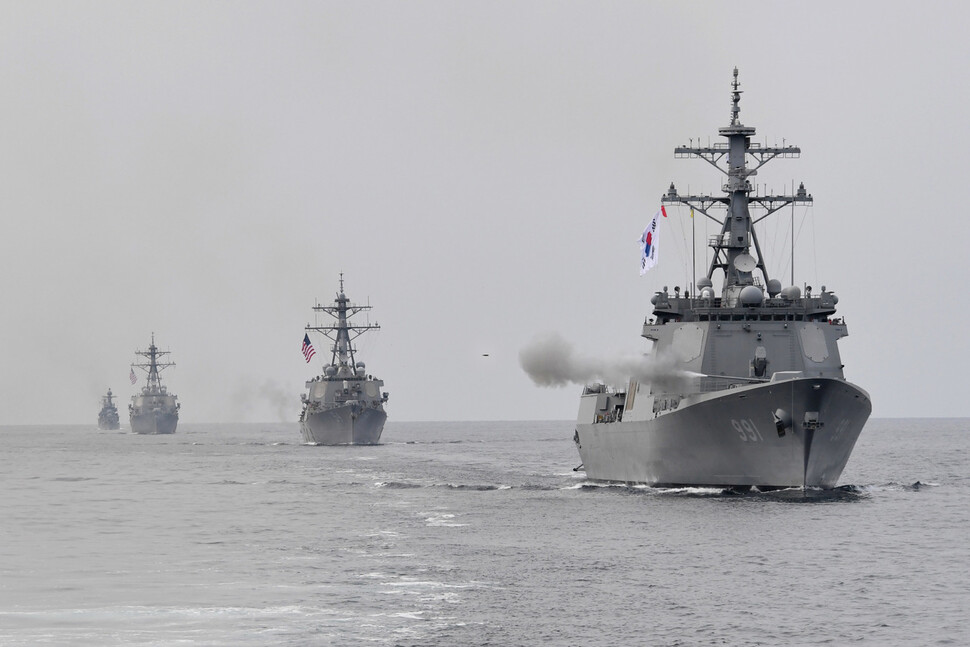 한국과 미국 해군은 지난 2016년 10월13일 서해에서 ‘불굴의 의지’ 훈련의 일환으로 해상사격 훈련을 실시했다. 맨 앞 군함이 한국 이지스구축함 세종대왕함이다. 해군 누리집