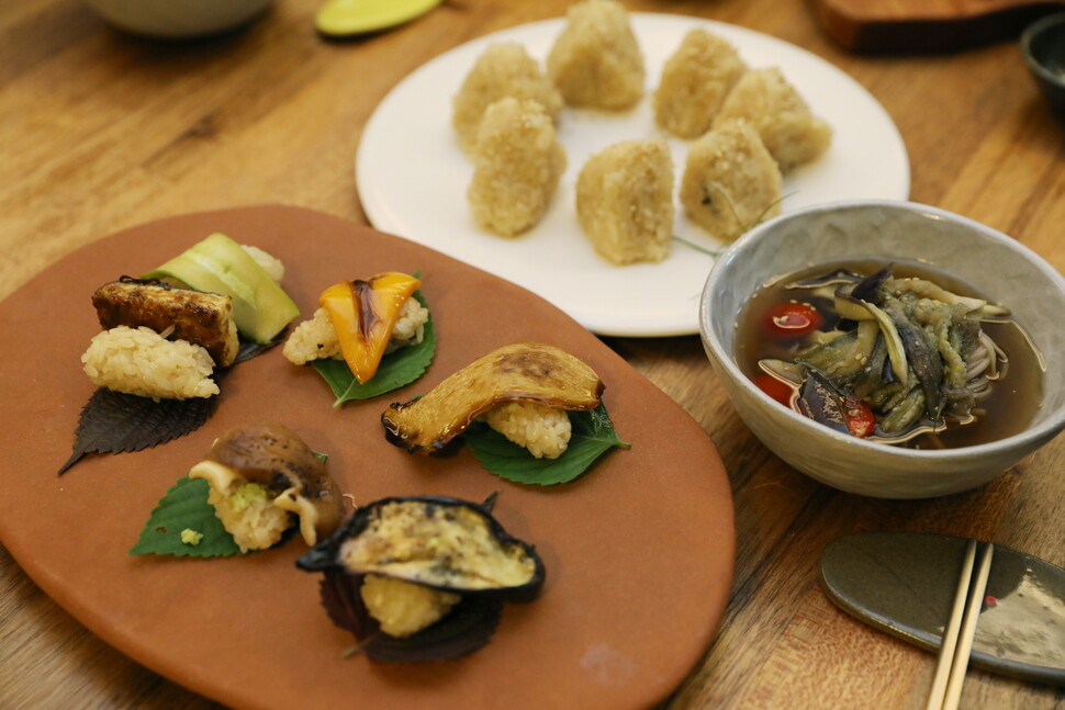 요리수업에서 만든 채소초밥과 가지국수. 류우종 기자