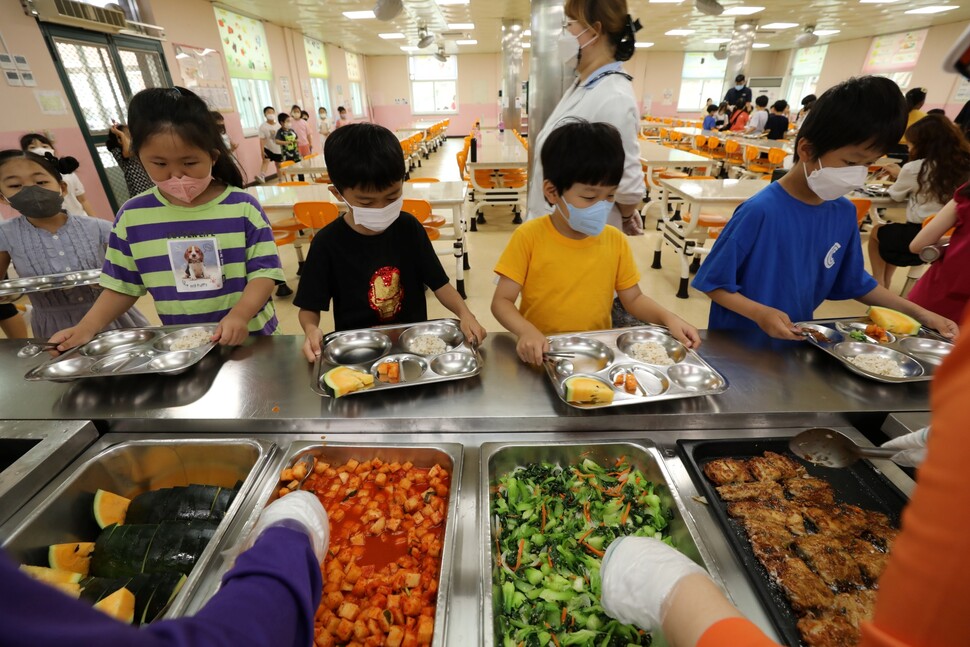 2022년 7월12일 인천창영초등학교에서 학생들이 채식급식을 배식받고 있다. 인천시교육청의 채식급식 만족도 조사에서 창영초 같은 채식선도학교의 경우 학생·학부모·교직원 83%가 급식에 만족하는 것으로 나타났다.