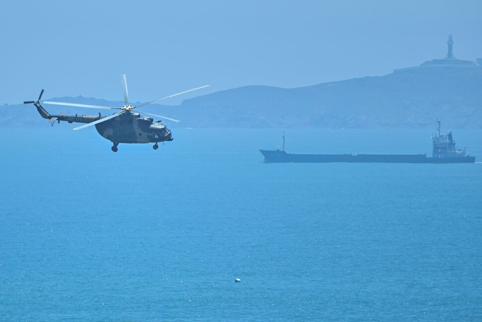 중국군 헬리콥터가 4일 대만과 마주한 푸젠성 앞바다를 비행하고 있다. 푸젠/AFP 연합뉴스