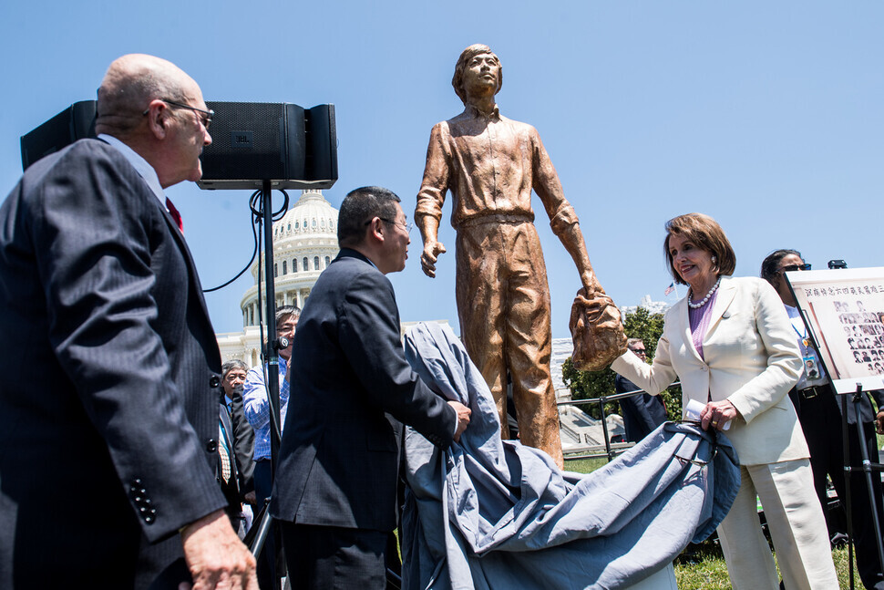 US House Speaker Nancy Pelosi and Chinese dissident Yang Jianli take part in an unveiling ceremony for a statue depicting the “Tank Man” of Tiananmen Square on the 30th anniversary of the massacre outside the US Capitol on June 4, 2019. (UPI/Yonhap News)