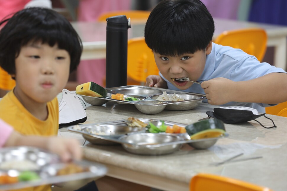 인천창영초등학교 학생들이 채식급식을 먹고 있다.