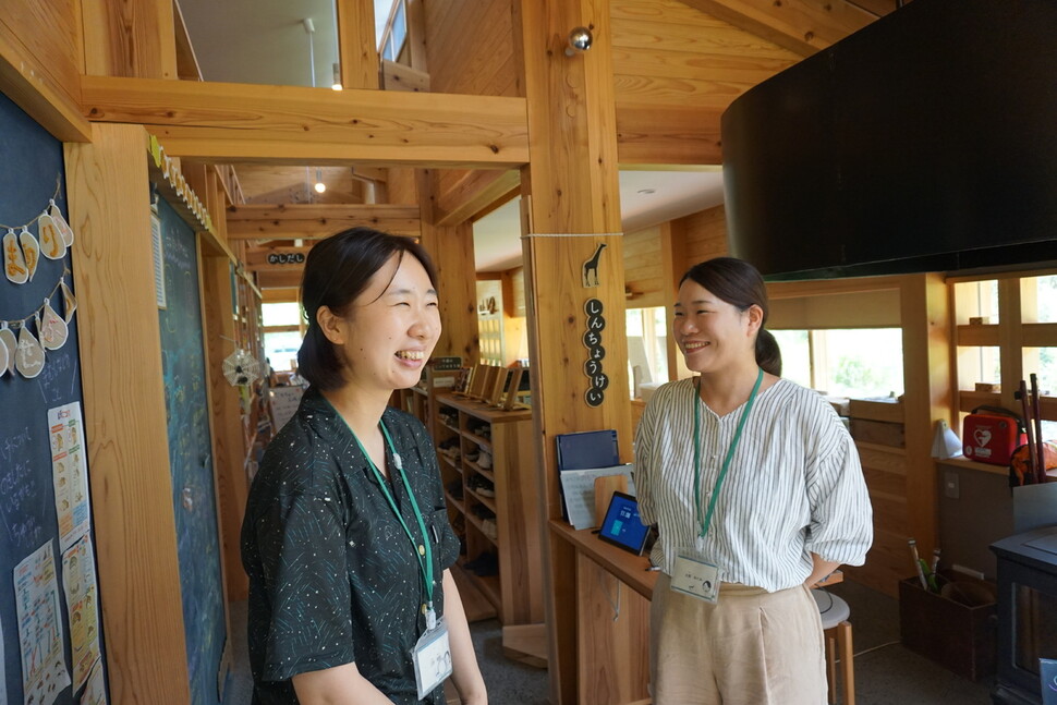 7월20일 가미야마연대공사 직원 미요시 아야노(왼쪽)와 다오 메구미가 오노지 공동주택단지의 마을회관에서 공동육아 프로그램을 설명하고 있다. 이춘재 기자