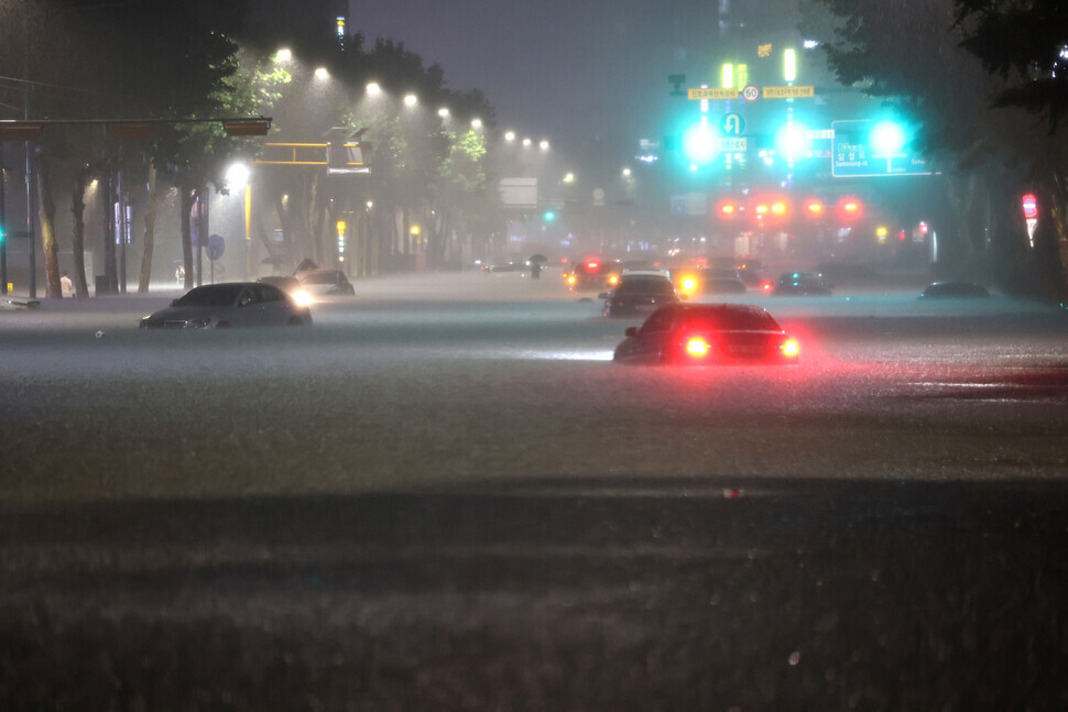 Cars struggled to move on flooded roads in Gangnam District, Seoul, following record rainfall on Aug. 8. (Yonhap News)