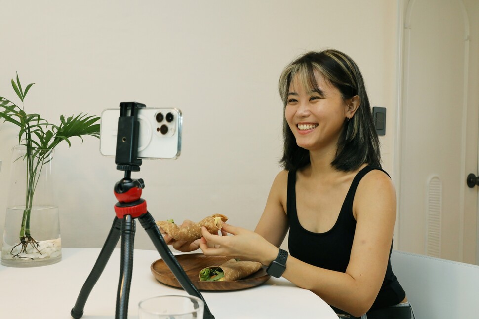 2022년 7월19일 ‘비건 유튜버’ 초식마녀가 경남 진주시 자기 집에서 두부·버섯 등으로 만든 토르티야를 먹는 영상을 찍고 있다. 류우종 기자