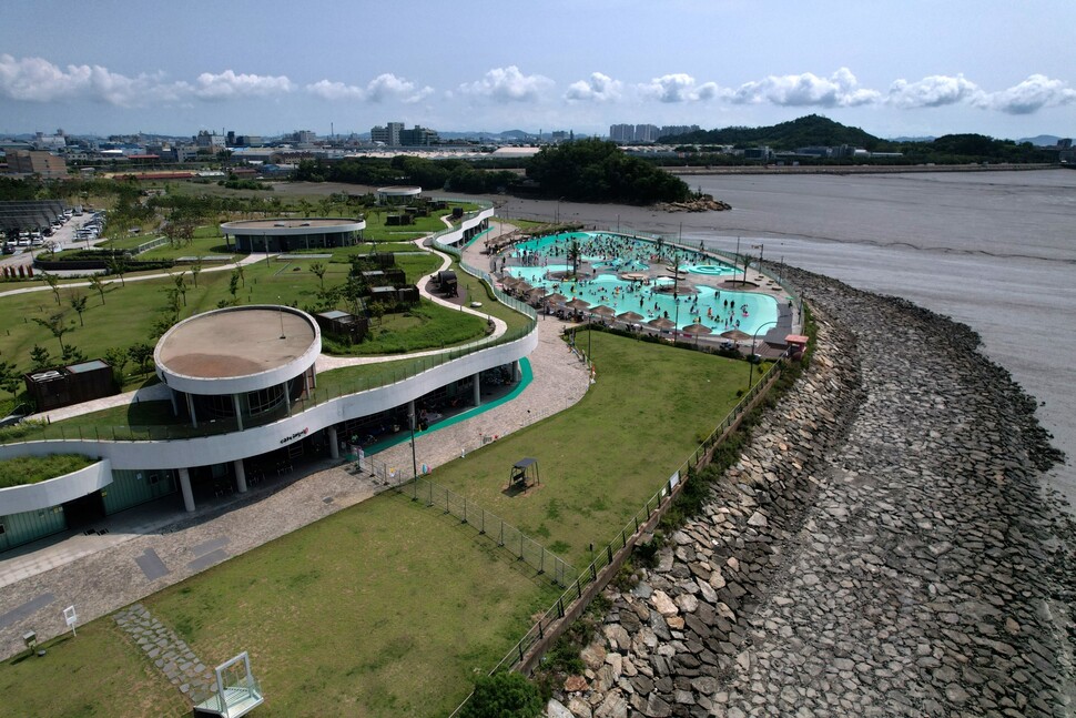 경기도 시흥시 정왕동 배곧한울공원 안을 지나는 서해랑길 93코스. 공원 안 해수체험장에서 물놀이가 한창이다.