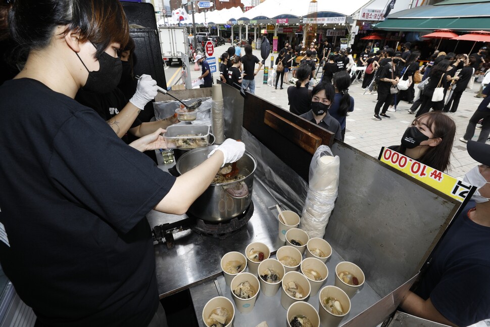 참가자들이 비건 밀키트 업체 바로(VARO)가 버섯과 한약재를 우려 만든 ‘보호삼이탕’을 배식하고 있다.