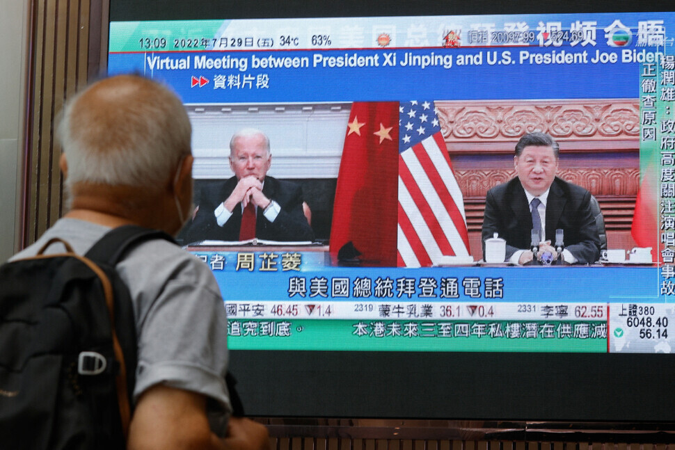 A monitor at a mall in Hong Kong shows coverage of the virtual summit between US President Joe Biden and President Xi Jinping of China on July 29. (Reuters/Yonhap News)