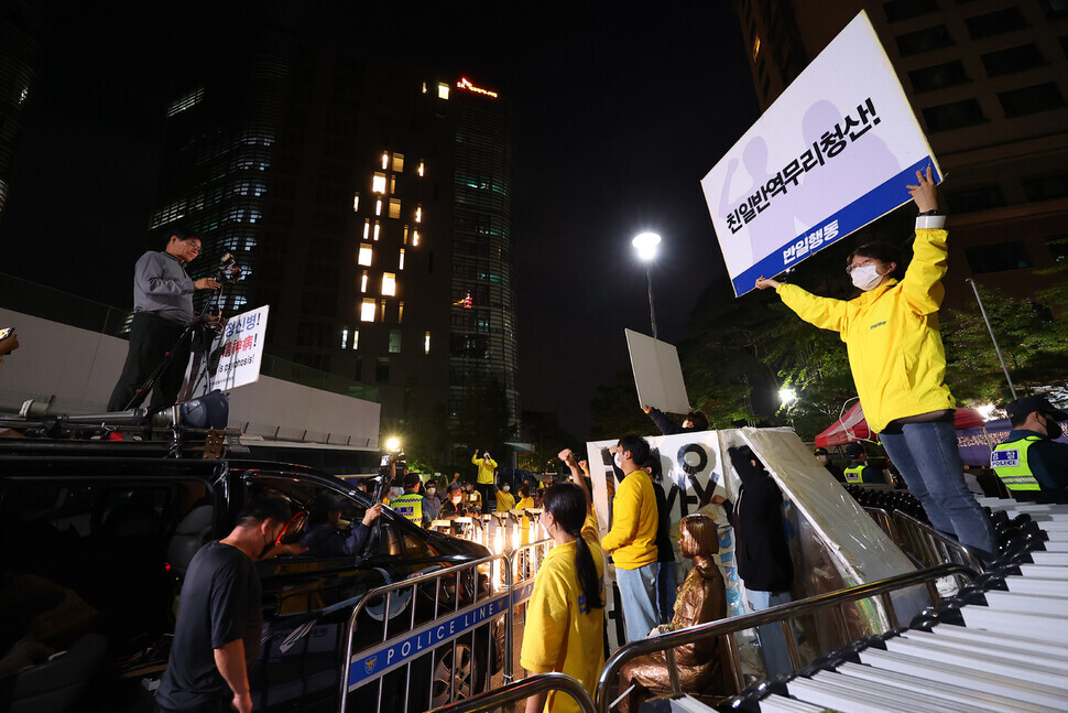 In the early hours of Sept. 12, members of Anti-Japan Action stand around the Statue of Peace in downtown Seoul. (Yonhap)