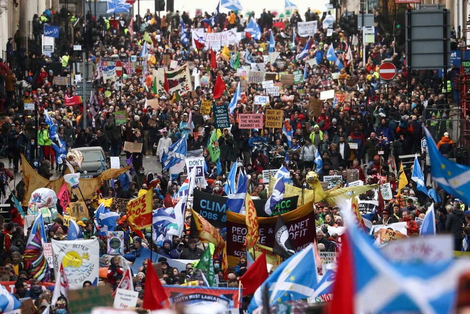 2021년 11월6일 유엔기후변화협약 당사국총회(COP26)가 열린 영국 스코틀랜드 글래스고에서 시민들이 거리로 나와 기후위기 대응을 촉구하고 있다. REUTERS