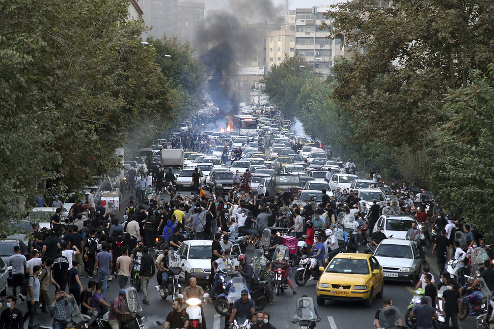 펑, 펑, 테헤란 총성 밤새 들렸다…“시위대 숨었나, 한집씩 수색도”