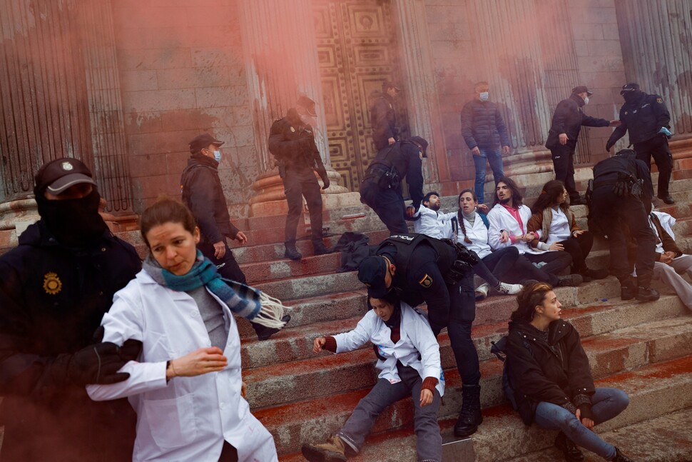 2022년 4월 스페인 마드리드 기후변화 시위에 참여한 ‘과학자반란’ 단체 활동가들을 경찰이 제압하고 있다. REUTERS