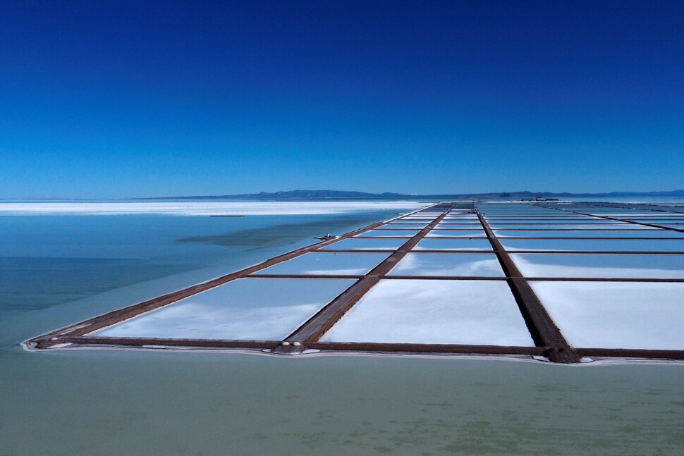 리튬 추출을 위해 볼리비아 우유니 소금사막 외곽에 설치한 소금물 웅덩이. 이곳을 포함해 볼리비아와 칠레, 아르헨티나를 잇는 삼각지대에서 세계 리튬 확보 경쟁이 벌어지고 있다. REUTERS 연합뉴스