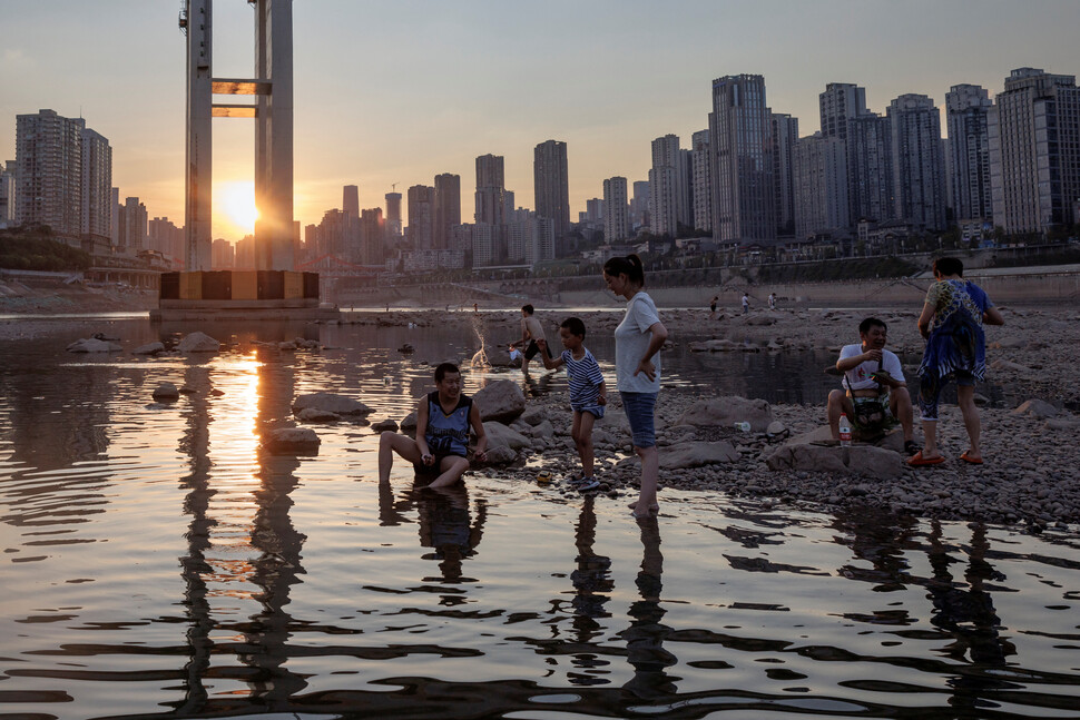양쯔강 지류를 찾은 시민들이 얕은 물에 발을 담가 불볕더위를 식히고 있다. 연합뉴스