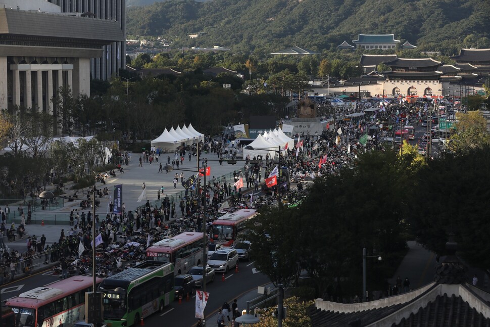 기후정의행진에 참가한 시민들이 서울 시청에서 경복궁 방향으로 행진하고 있다.