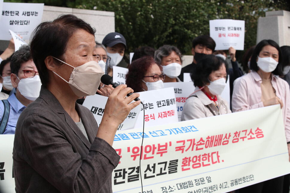 Mun Jeong-ju, a former professor at Seoul National University who testified about venereal disease testing for Korea’s camptown women based on her time working at a public health center in Uijeongbu (where a US base is located) in the 90s, speaks at a press conference after the announcement of the court’s verdict on Sept. 29. (Baek So-ah/The Hankyoreh)