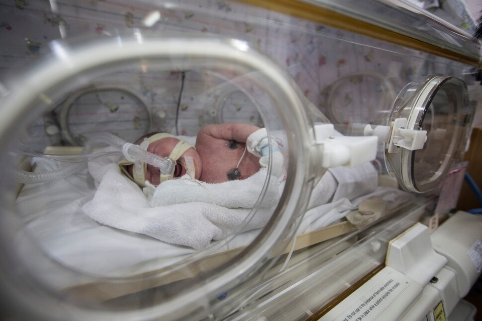 한 병원의 신생아중환자실에서 산소호흡기를 입에 문 채 인큐베이터에 누워 있는 신생아. 한겨레 자료