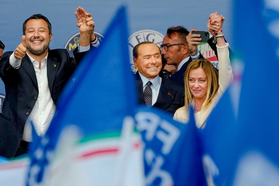 2022년 이탈리아 총선을 사흘 앞둔 9월22일 마테오 살비니(왼쪽부터), 실비오 베를루스코니, 조르자 멜로니 등 우파연합을 꾸린 극우 성향 정치인들이 선거유세를 하고 있다. AP 연합뉴스