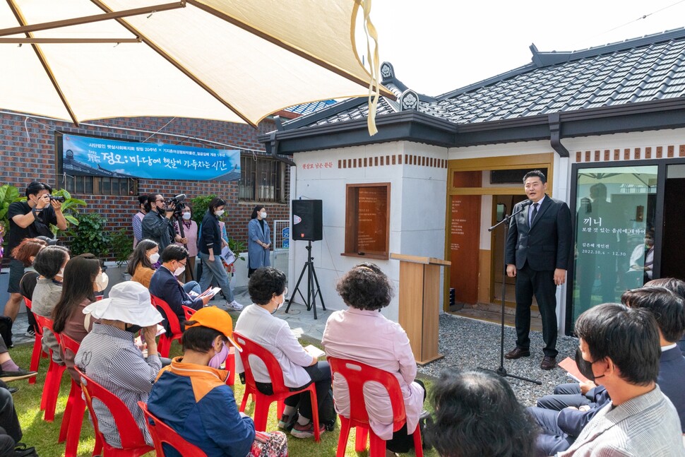 2022년 10월4일 햇살사회복지회 설립 20주년 행사에 참석한 미군 기지촌 ‘위안부’ 피해자들이 초대 성악가의 노래를 듣고 있다.