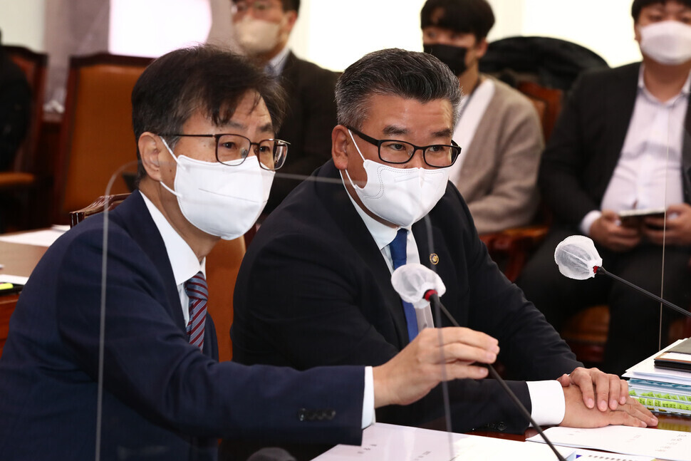 Choe Jae-hae, chair of the BAI, and Ryou Byeong-ho, secretary general of the BAI, appear at a parliamentary inspection of their agency held at the National Assembly on Oct. 11. (National Assembly pool photo)