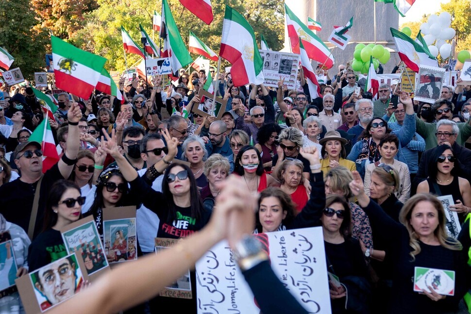 People hold up their hands at a march in Washington, DC, on Oct. 15 held in solidarity with the ongoing protests in Iran. (AFP/Yonhap)