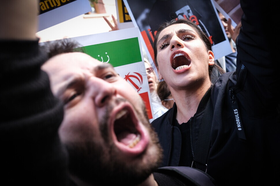 People in Istanbul, Turkey, protest outside the Iranian Consulate on Oct. 17. (EPA/Yonhap)