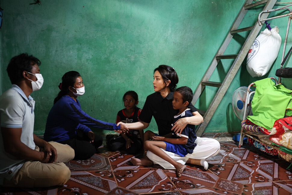 김건희 여사가 2022년 11월12일 캄보디아 프놈펜에서 심장질환을 앓는 어린이의 집을 방문해 가족들을 위로하고 있다. 이 일정은 취재진 없이 비공개로 진행해 대통령실이 제공한 사진만 있다. 대통령실 제공