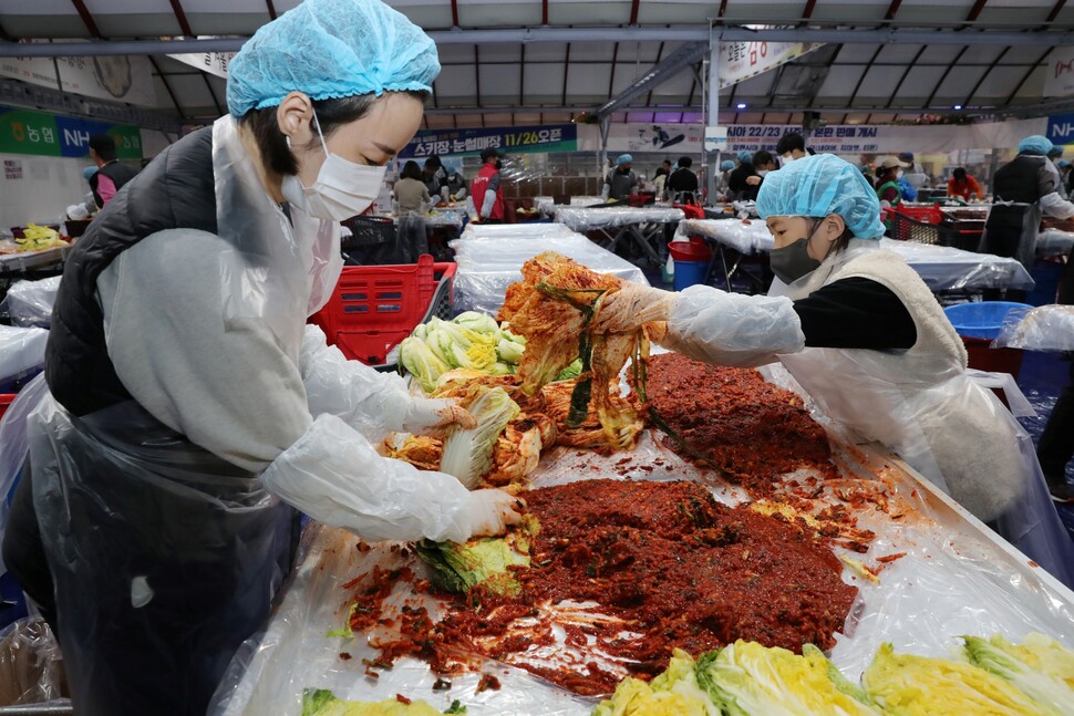 어린아이와 부모가 함께 참여한 모습을 어렵지 않게 볼 수 있다. 경기도 군포시에서 온 조윤정(43)씨와 딸 박서온(11) 학생이 절임배추에 김칫소를 넣고 있다.