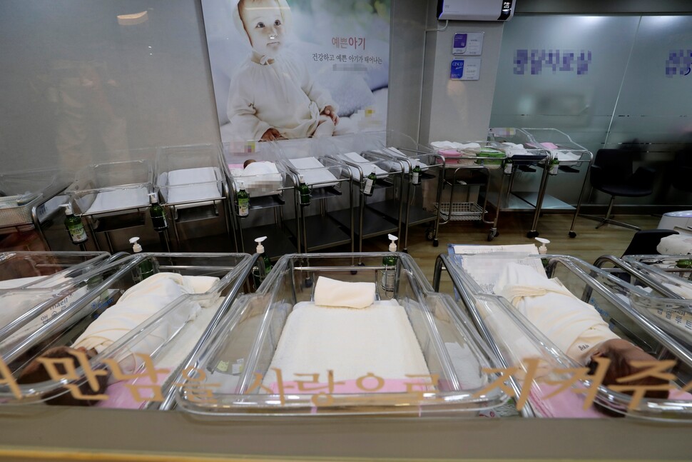 서울 성북구의 한 산부인과 신생아실 카트가 비어 있다. 한겨레 김명진 기자