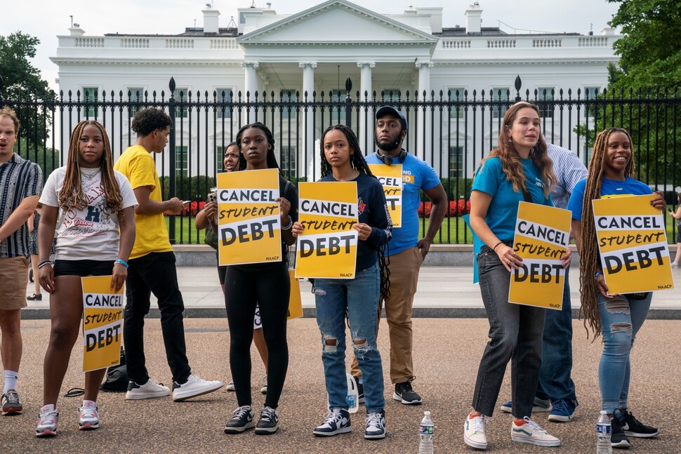 2022년 8월25일 미국 워싱턴 백악관 앞에서 대학생들이 ‘학자금 부채 탕감’이라고 쓴 팻말을 들고 시위하고 있다. EPA 연합뉴스